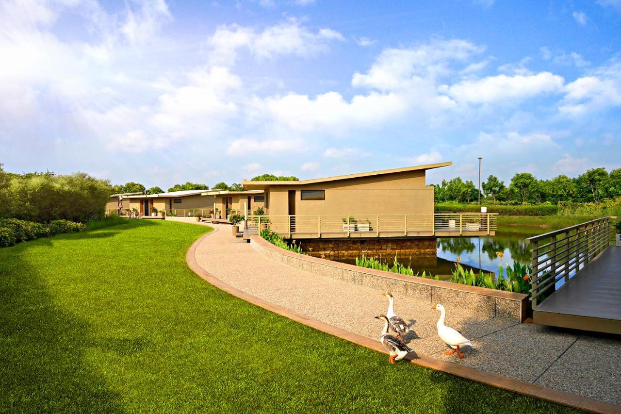 Life At Repose- Lake Villas Resort & Club Chor Warodra Esterno foto