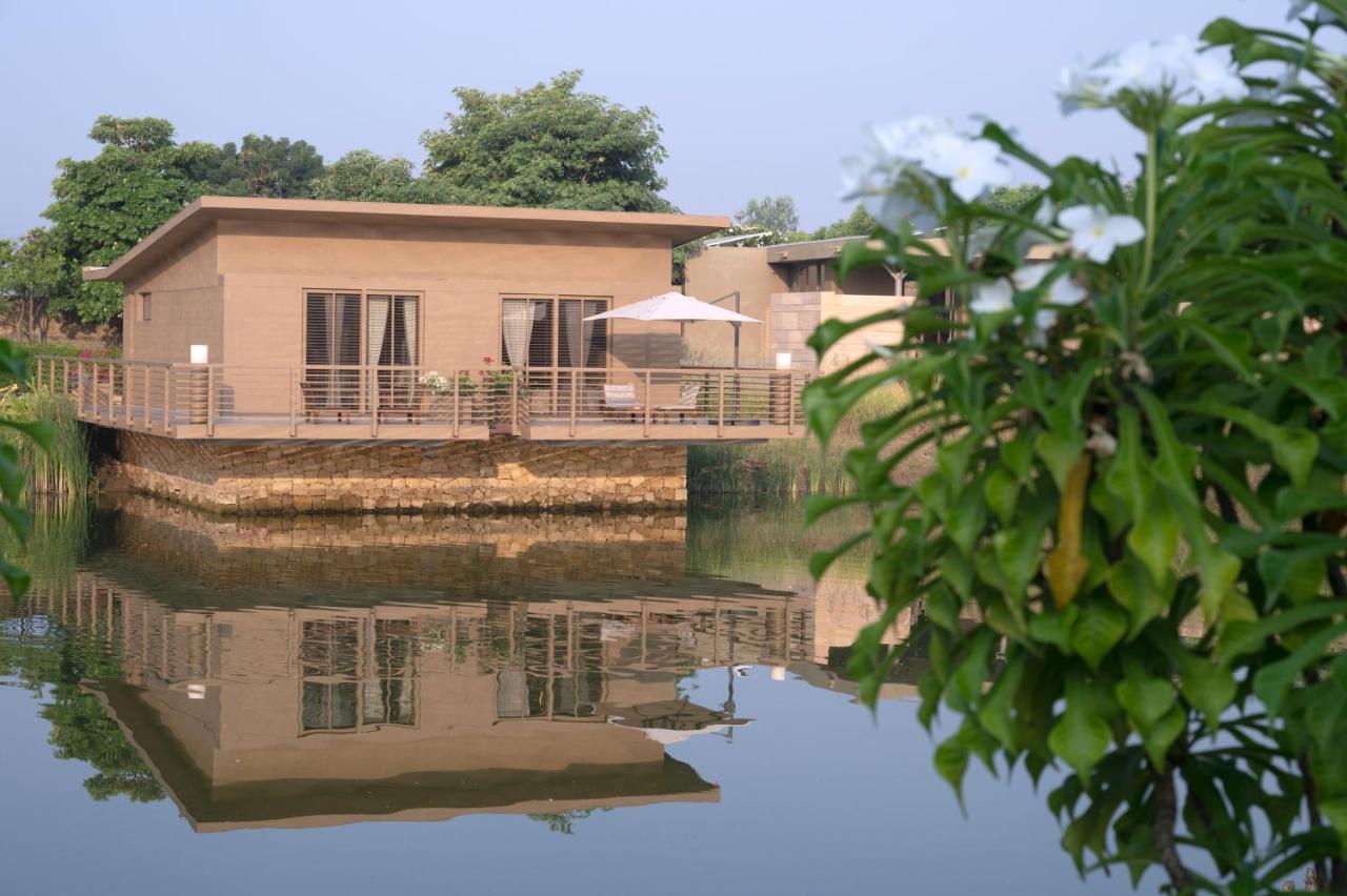 Life At Repose- Lake Villas Resort & Club Chor Warodra Esterno foto
