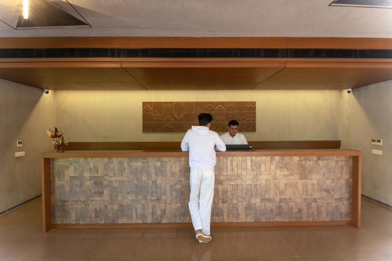 Life At Repose- Lake Villas Resort & Club Chor Warodra Esterno foto