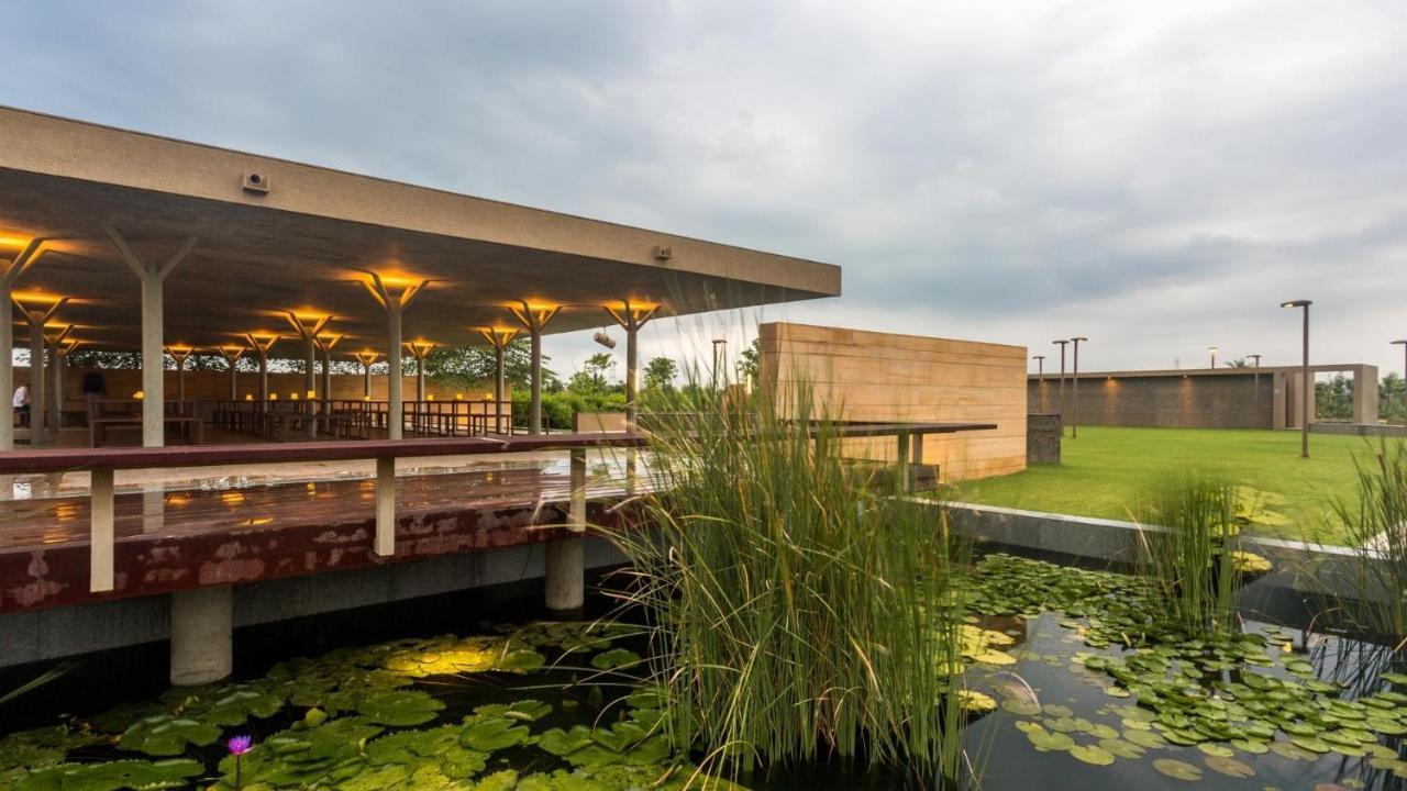 Life At Repose- Lake Villas Resort & Club Chor Warodra Esterno foto