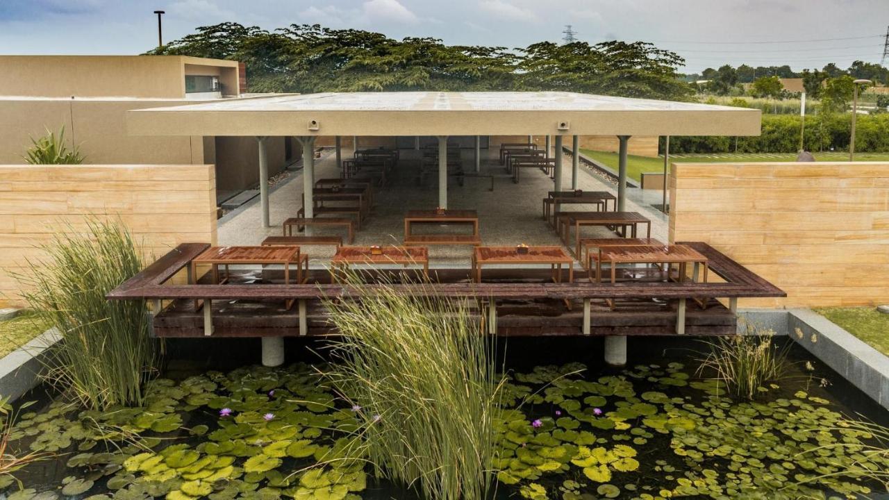 Life At Repose- Lake Villas Resort & Club Chor Warodra Esterno foto