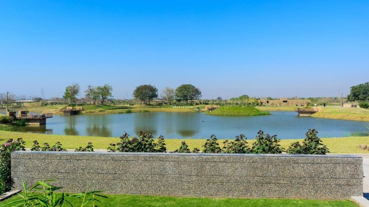 Life At Repose- Lake Villas Resort & Club Chor Warodra Esterno foto